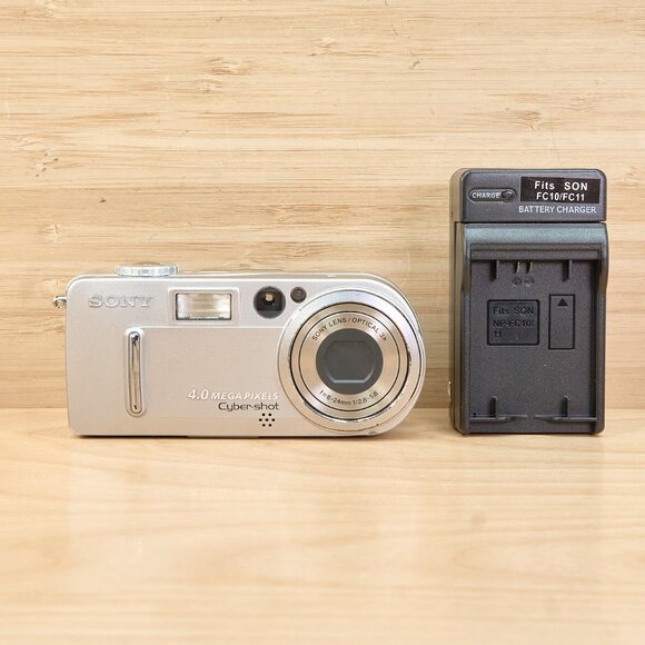 Sony Cyber Shot DSC-P9 Digital Camera 4MP Tested Working - Picture 2 of 12